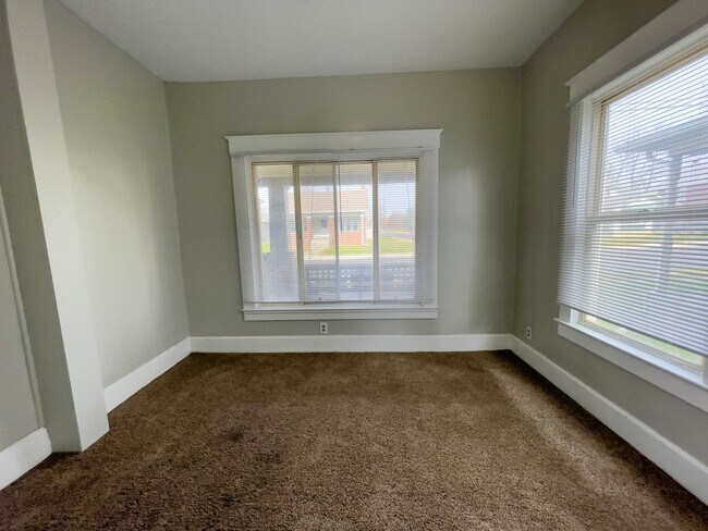 Building Photo - PRELEASING for AUGUST! Convenient Campus Living | 4BR with Fenced Yard & Covered Parking