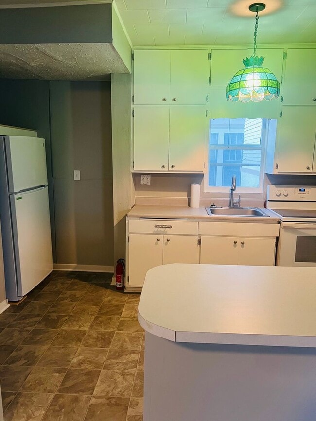 Building Photo - Central Salina