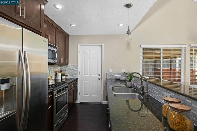 Building Photo - 557 Alameda Dr