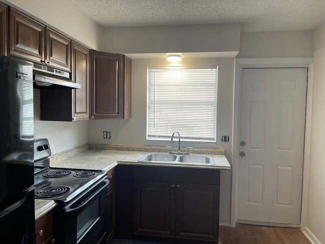 Building Photo - 2 Bedroom, 1 Bath Unit in SoDo