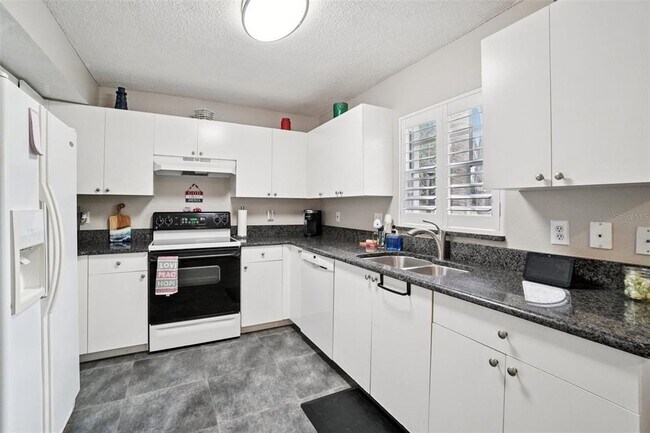 Building Photo - 2243 Andover Cir