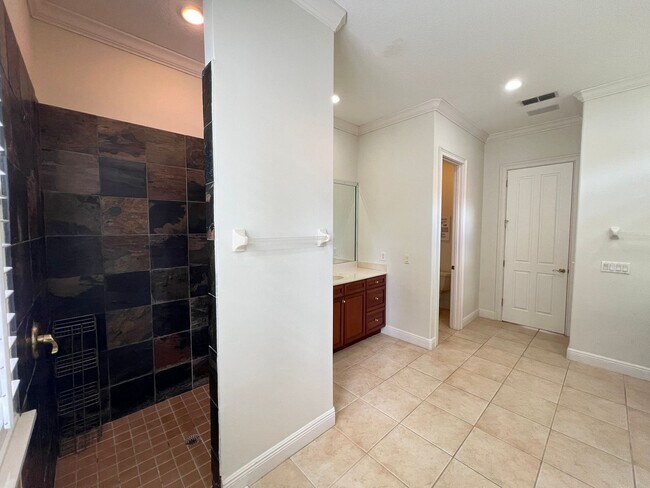 Building Photo - GORGEOUS SINGLE FAMILY HOME - PROPERTY  FU...