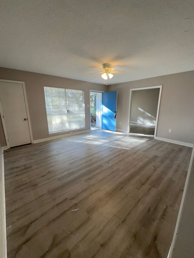 Building Photo - Fully Renovated 3 bedroom 2 bathroom Duple...