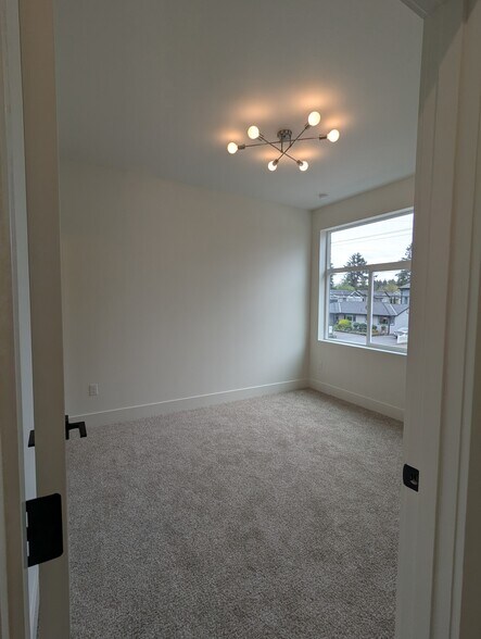 Building Photo - 5041 SE King Rd