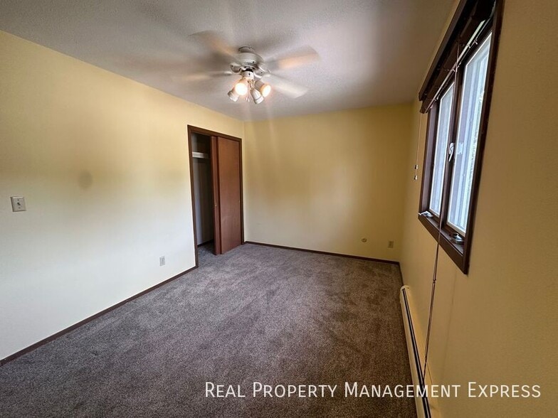 Building Photo - Spacious 2 Bedroom Apartment