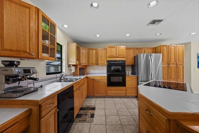 Building Photo - 3306 Fargo Ave