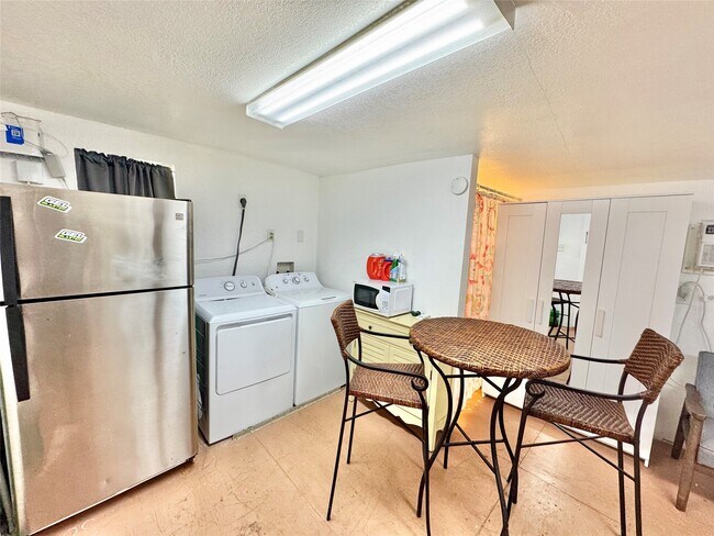 Building Photo - 6104 Heards Ln