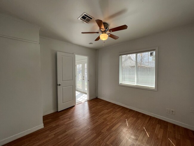 Building Photo - KW 3 bedroom 1 Full bath