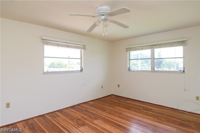 Building Photo - 300 Valley Stream Dr