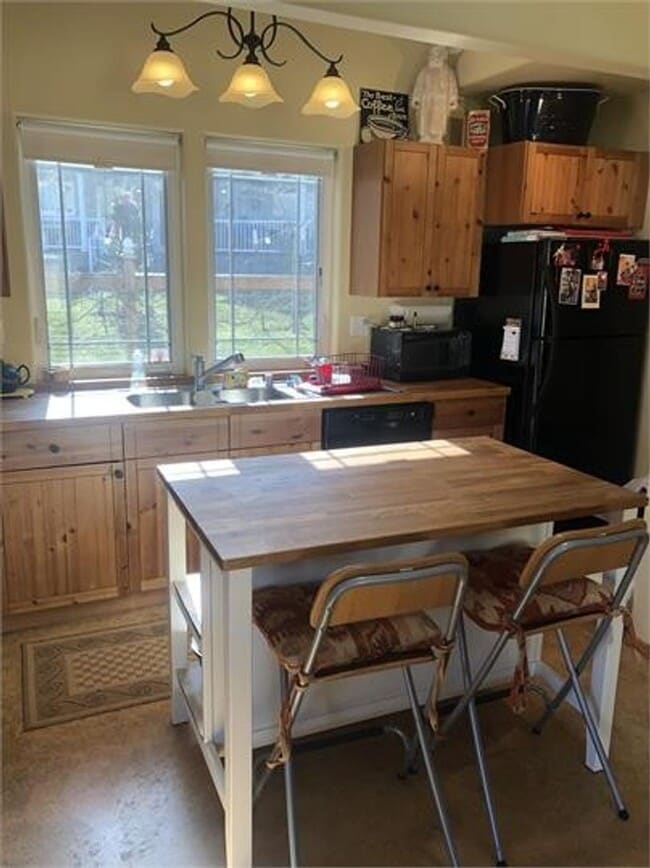 Building Photo - Location! Location! Your fully furnished Cairn Cottage is located in Coupeville! $200 MOVE IN CRE...