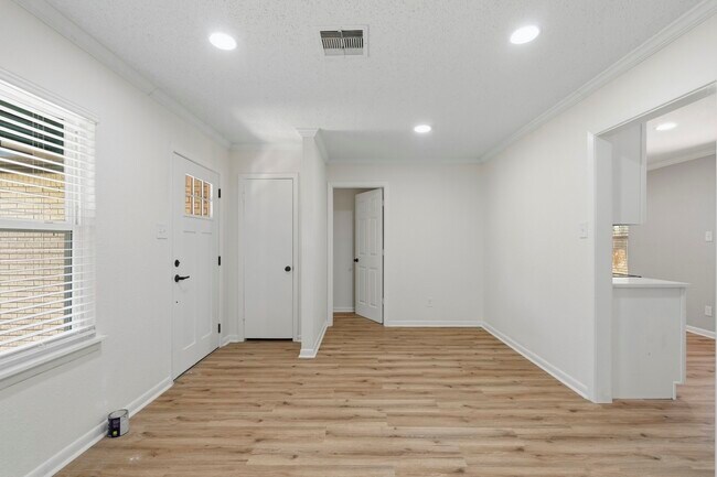 Building Photo - 913 Meadowlane St