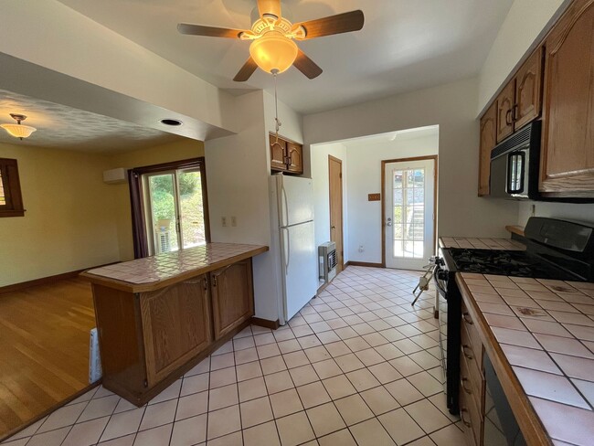 Building Photo - Spacious 3 Bedroom Single Family Home with...