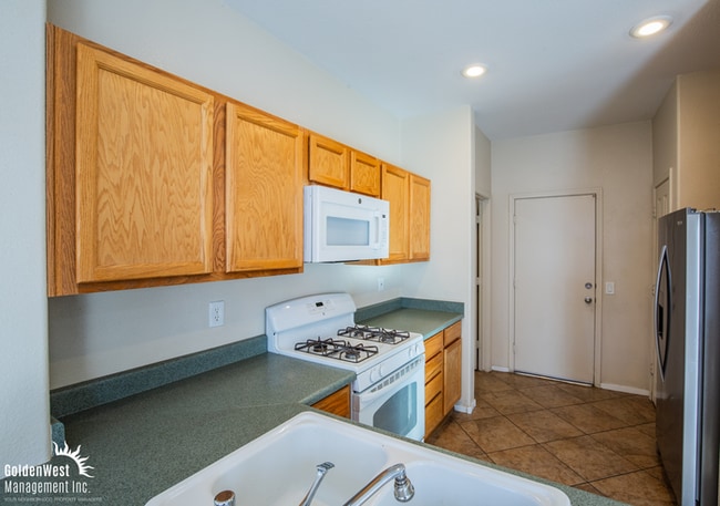 Building Photo - Spacious and Lovely Two-Story 3Bdm 2.5Ba Home in Centennial.