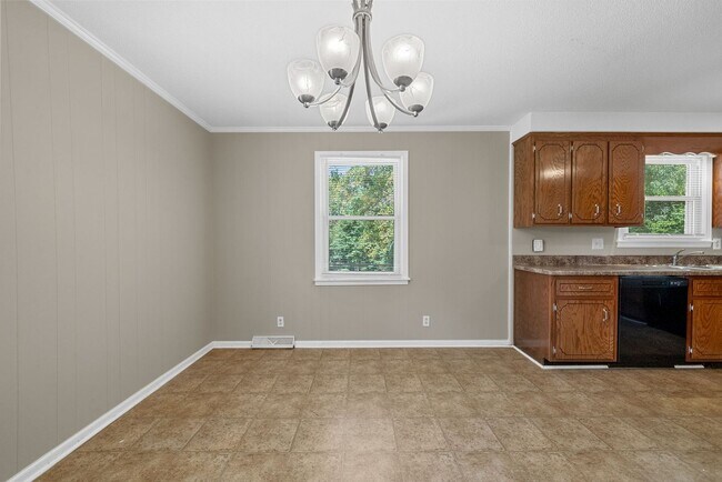 Building Photo - 3 Bedroom 2 Bath Dog Friendly Home For Rent Near Providence Blvd.
