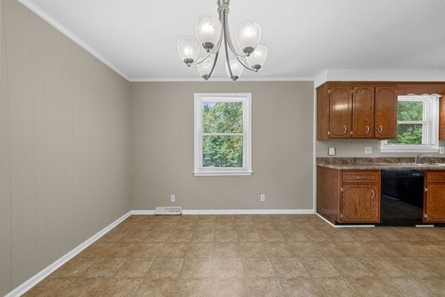 Building Photo - 3 Bedroom 2 Bath Pet Friendly Home For Rent Near Providence Blvd.