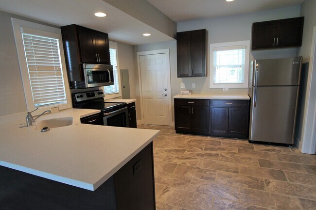 Building Photo - Beautiful updates and Modern Convenience.  Spacious 2 bedroom home available soon!