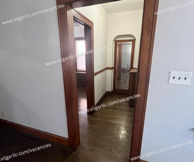 Building Photo - 3 large bedrooms, 1 full bath home in Gary...