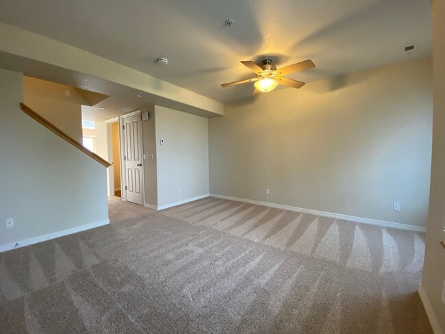 Building Photo - Renovated 2 Bedroom 2.5 Bathroom Condo in ...