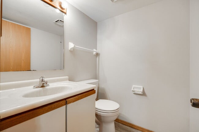 Building Photo - 652 Hidden Valley Ct