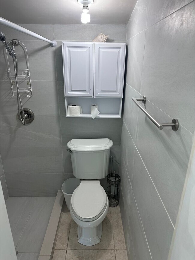 Building Photo - Studio in North Miami Beach Includes Utilities/ Estudio en North Miami Beach Incluye servicios pú...