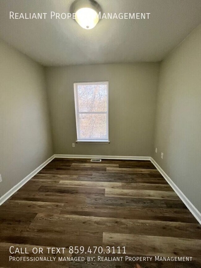 Building Photo - 820 Charles Ave