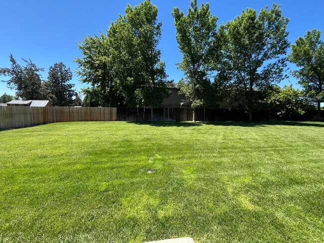 Building Photo - Conveniently Located 2 Bed/1.5 Bath Townho...