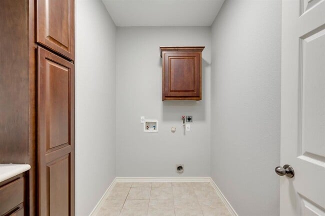 Building Photo - 2916 Alsatia Dr