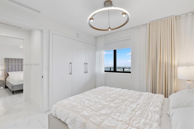 Building Photo - 700 NE 24th St