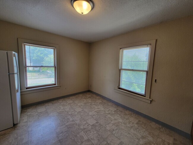 Building Photo - 604 W Seerley Blvd