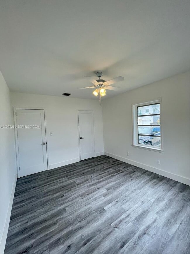 Building Photo - 820 SE 12th St