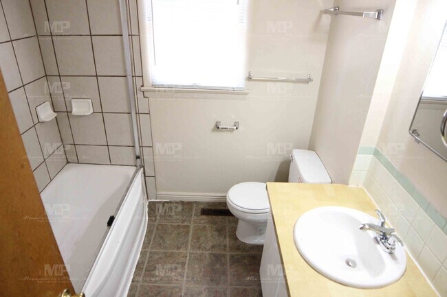 Building Photo - 609 W Prospect Rd