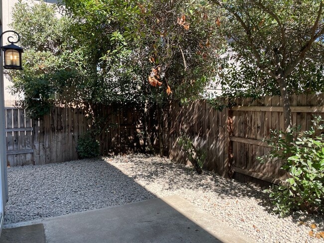 Building Photo - Very Nice 3 Bedroom 2.5 Bathroom Townhome ...