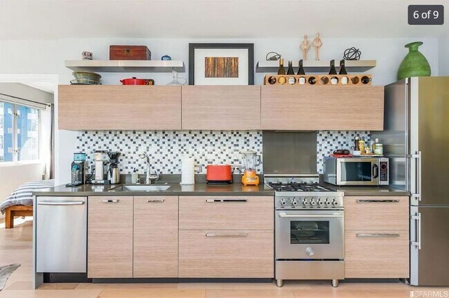 Building Photo - EPIC REA - Bright, Sunny 1BR/ 1 BA corner ...