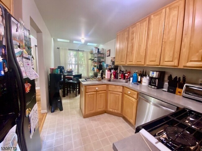 Building Photo - 8 Jaime Dr