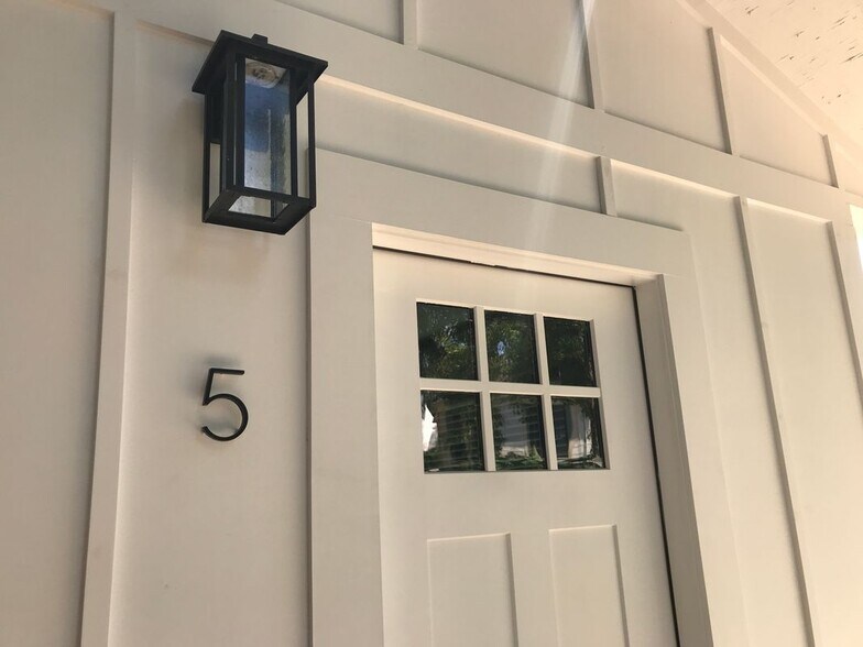 Building Photo - 423 W Woodlawn Ave