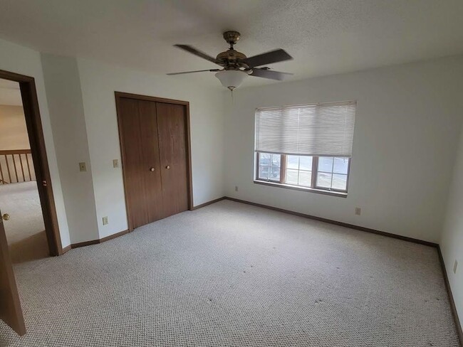 Building Photo - 916 Monroe St