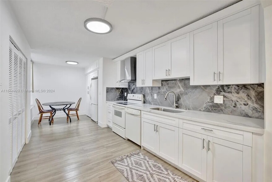 Building Photo - 900 NE 195th St