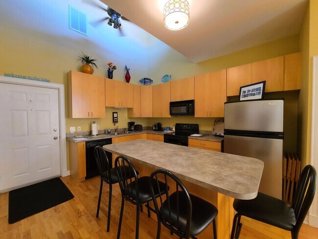 Building Photo - Fully Furnished Executive Condo in Downtow...