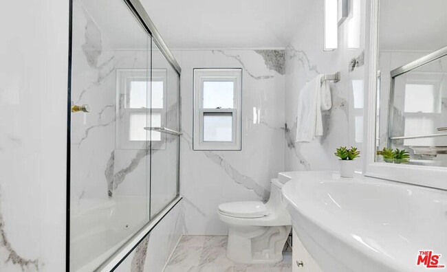 Building Photo - 418 N Bowling Green Way