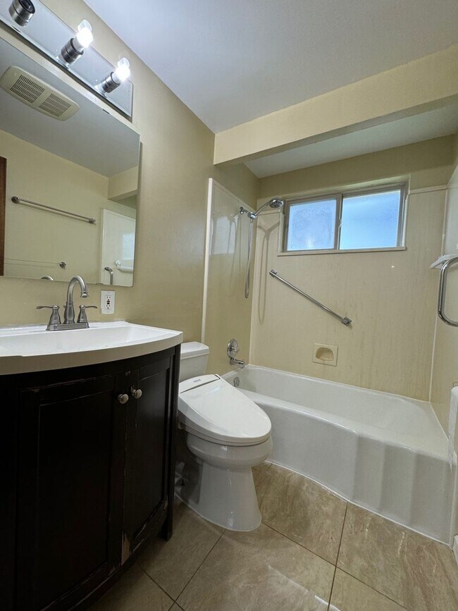 Building Photo - Charming rambler 2 bed 1 bath and office s...