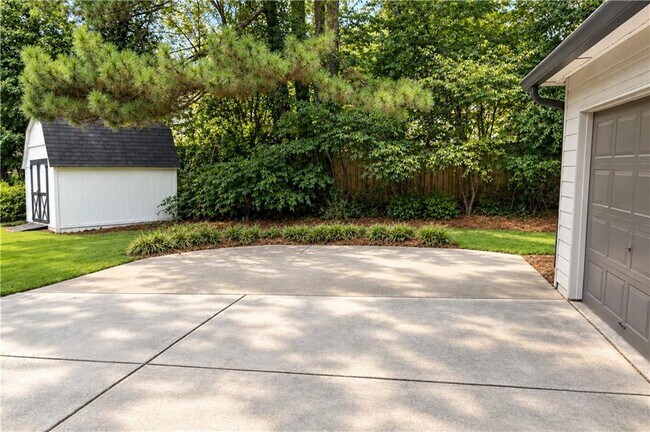 Building Photo - 10950 Pinehigh Dr