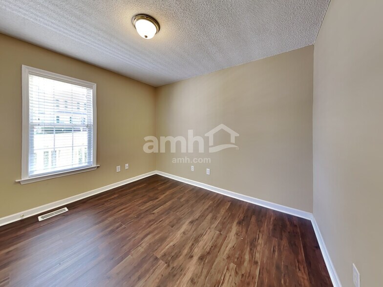 Building Photo - 728 Kavkaz St