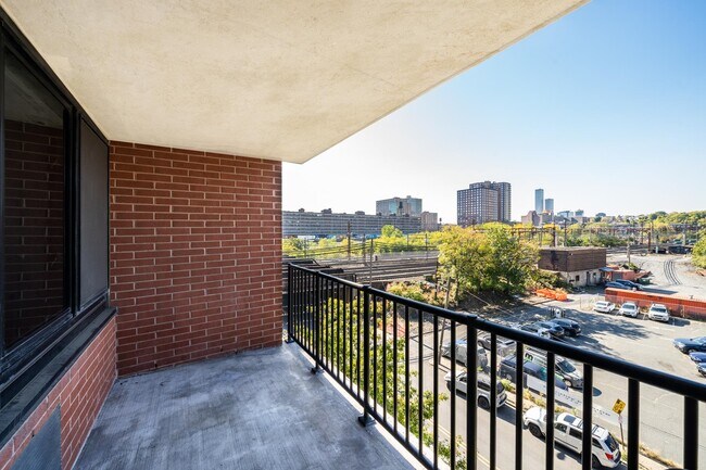 Building Photo - 700 Grove St