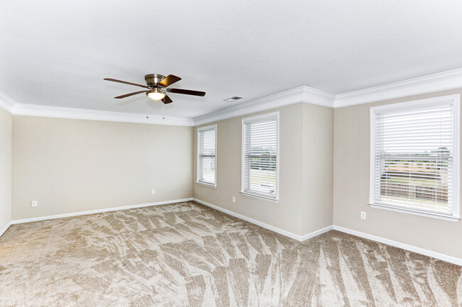 Building Photo - Large Updated 3 Bed / 2.5 Bath Home