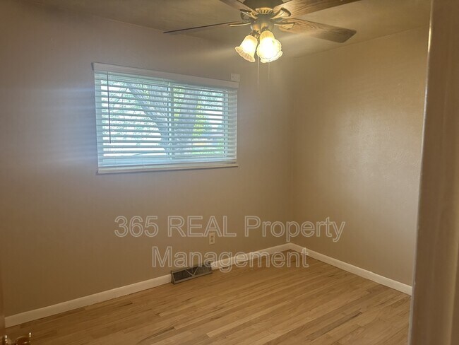 Building Photo - 301 Olive Ln