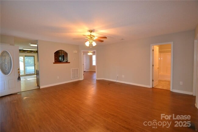 Building Photo - 1212 Beechwood Dr