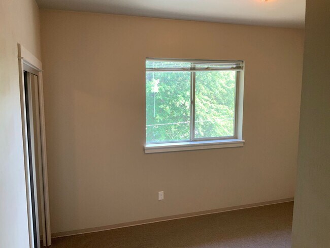 Building Photo - Move In Special!!  Close to Campus on 14th...