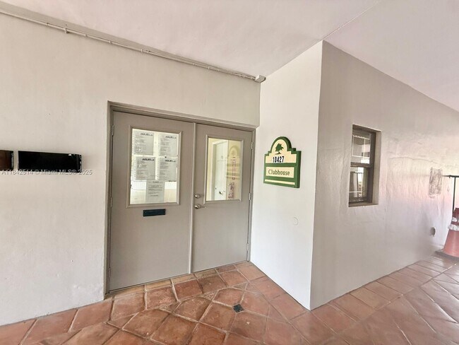 Building Photo - 10431 N Kendall Dr