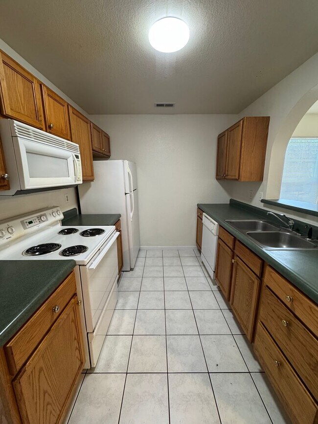 Building Photo - 1591-1593 N Doulton Dr