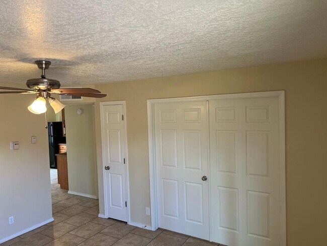 Building Photo - 1816 Buena Vista Dr SE
